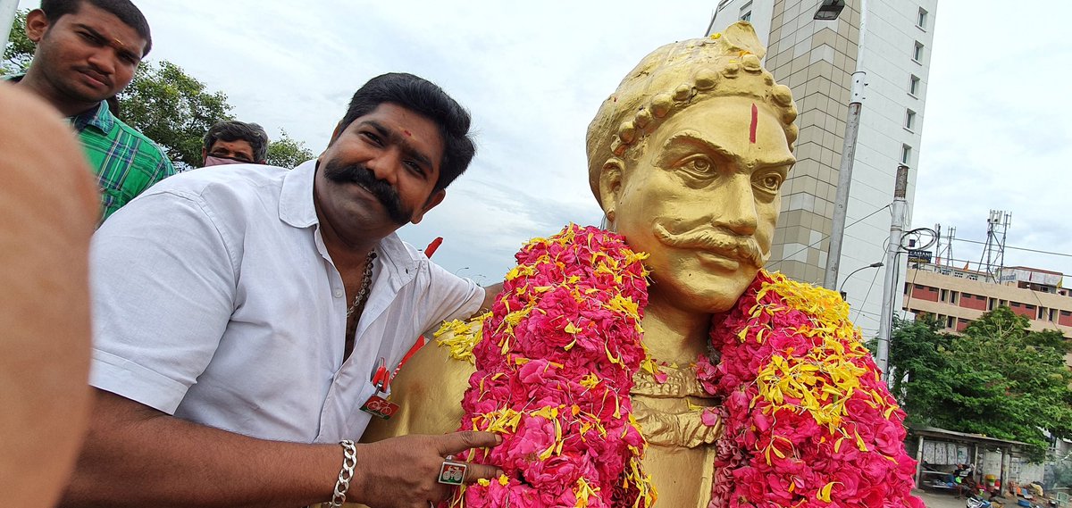 Bmohanbalaraman's tweet photo. @yadavakhilesh இந்தியாவின் முதல் சுதந்திரப் போராட்ட ம���வீரன் அழகுமுத்துக்கோன் சென்னை எழும்பூர் குருபூஜை மிக விமர்சையாக அனைவருடைய ஒத்துழைப்பும் இனத்தின் போராளி டாக்டர் பி ஆர் தாமோதரன் யாதவ் தலைமையில் வெற்றிகரமாக குருபூஜை நடைபெற்றது வந்திருந்த அனைத்து சொந்தங்களுக்கும் வாழ்த்துக்கள் மக்கள் தளபதி https://t.co/ATgJOfsYOk