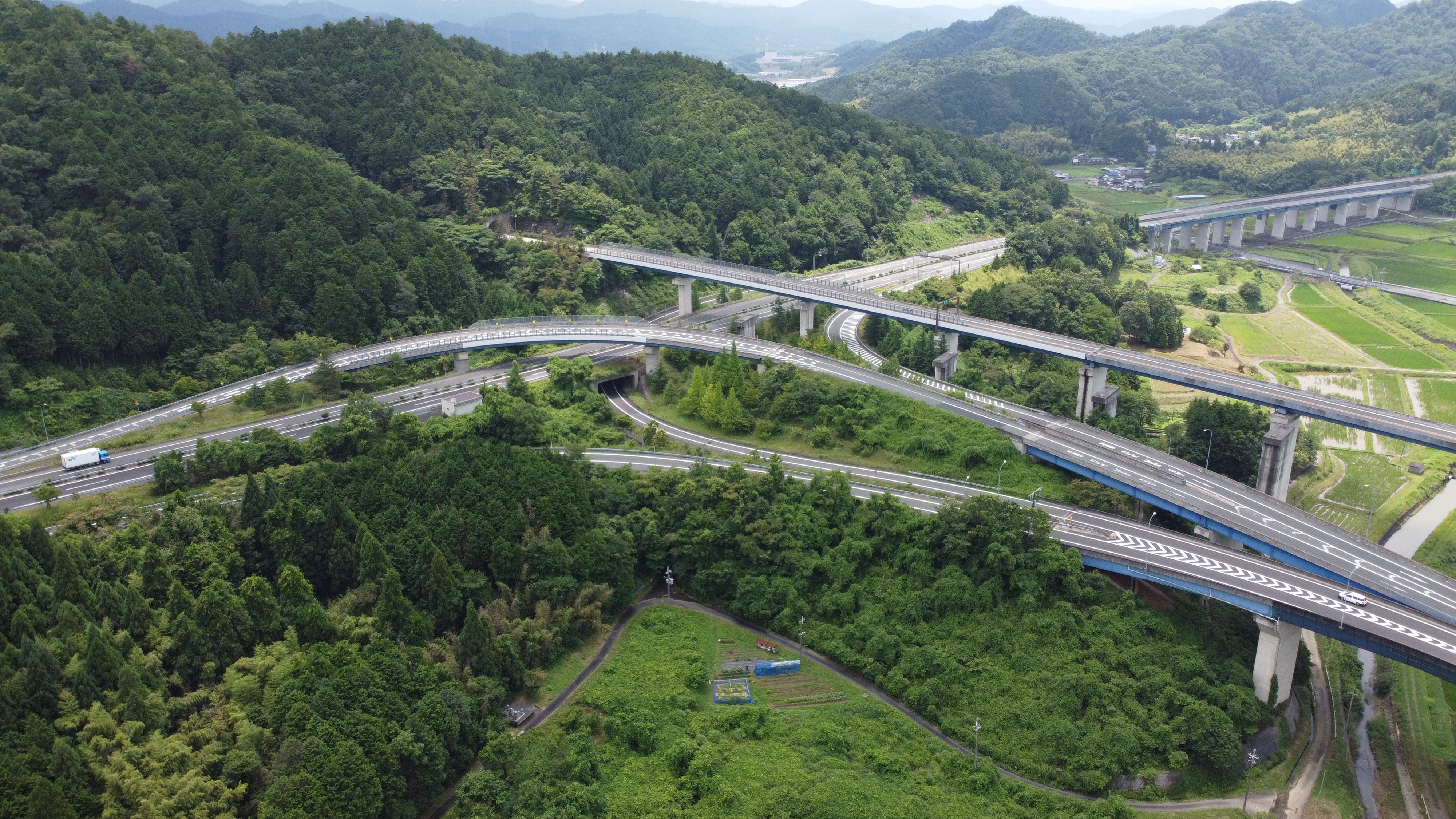 車で駆け回る旅人 E9京都縦貫道とe27舞鶴若狭道と交わるy型の綾部jct Jct空撮 T Co Vunu4z5osy Twitter