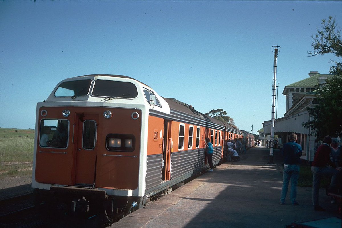 When they introduced the raised-cab 2000-class etc railcars to replace the Redhen stock, for some reason in 1830 they decided to refurbish one Redhen set in a similar style. This was the Super Chook.