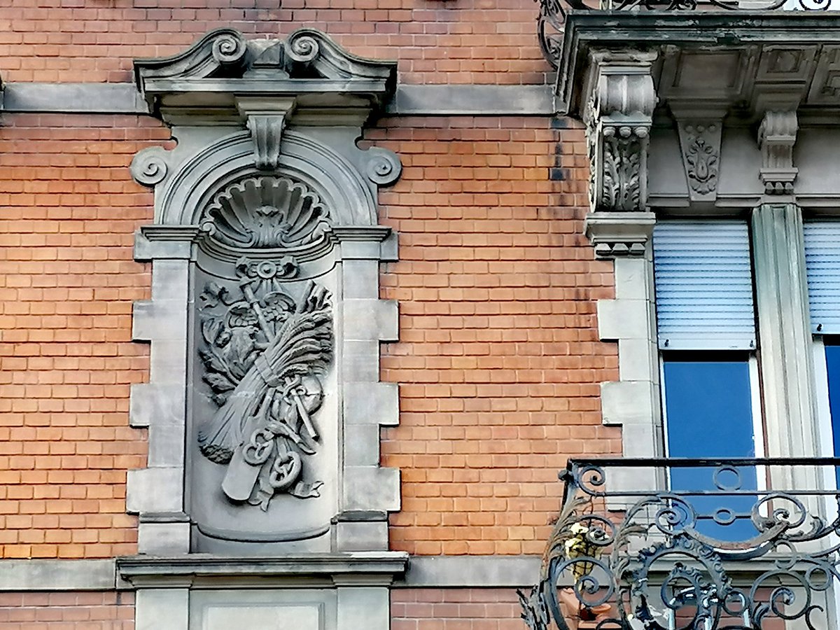 Simone, tourist tweet media