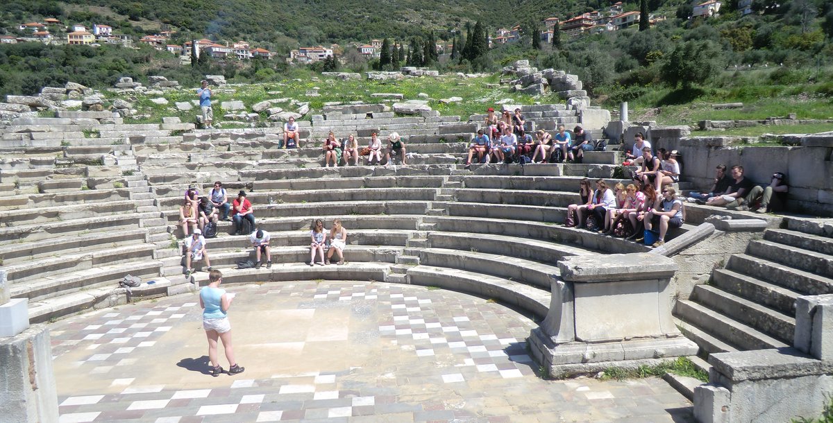 Ancient  #Messene - a city founded after the liberation of Messenia in 370-369 BCE. The site is impressive with remains of a very large market-place … here is one of our  #studytrip groups in the Odeion or council chamber.  #AncientCities  #AncientHistory  #MesseniaTHREAD 1/6