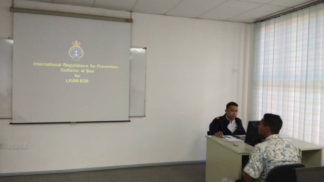 kdptldm's tweet photo. Lembaga Kompetensi Awasan Navigasi (LKAN) 5/20 sedang berlangsung bermula 5 - 16 Jul 20.  Seramai 26 orang pegawai muda dari KAPX 10 dan 11 mengambil bahagian.
#NavyNews
#LKAN
#WASPADA
@tldm_rasmi 
@MPPL_TLDM 
@reza_azeranil63
@imtkhalid
@jamaludinsairi https://t.co/eogLAIbHUY