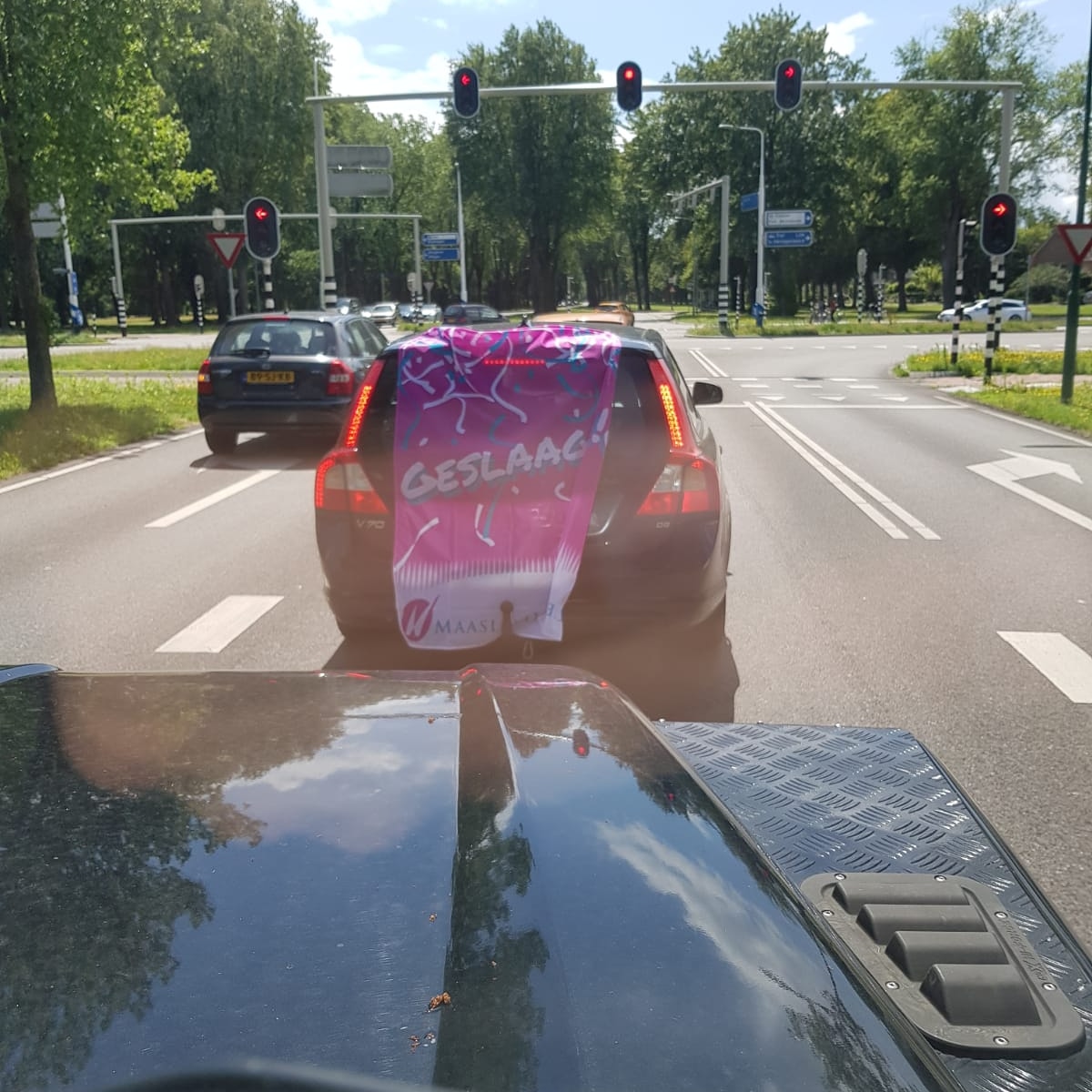 De diplomakaravaan is onderweg: Iedereen met een mavo-diploma (100% geslaagd!) krijgt thuis een heuse diploma-uitreiking! #diplomakaravaanmaasland #datisoss