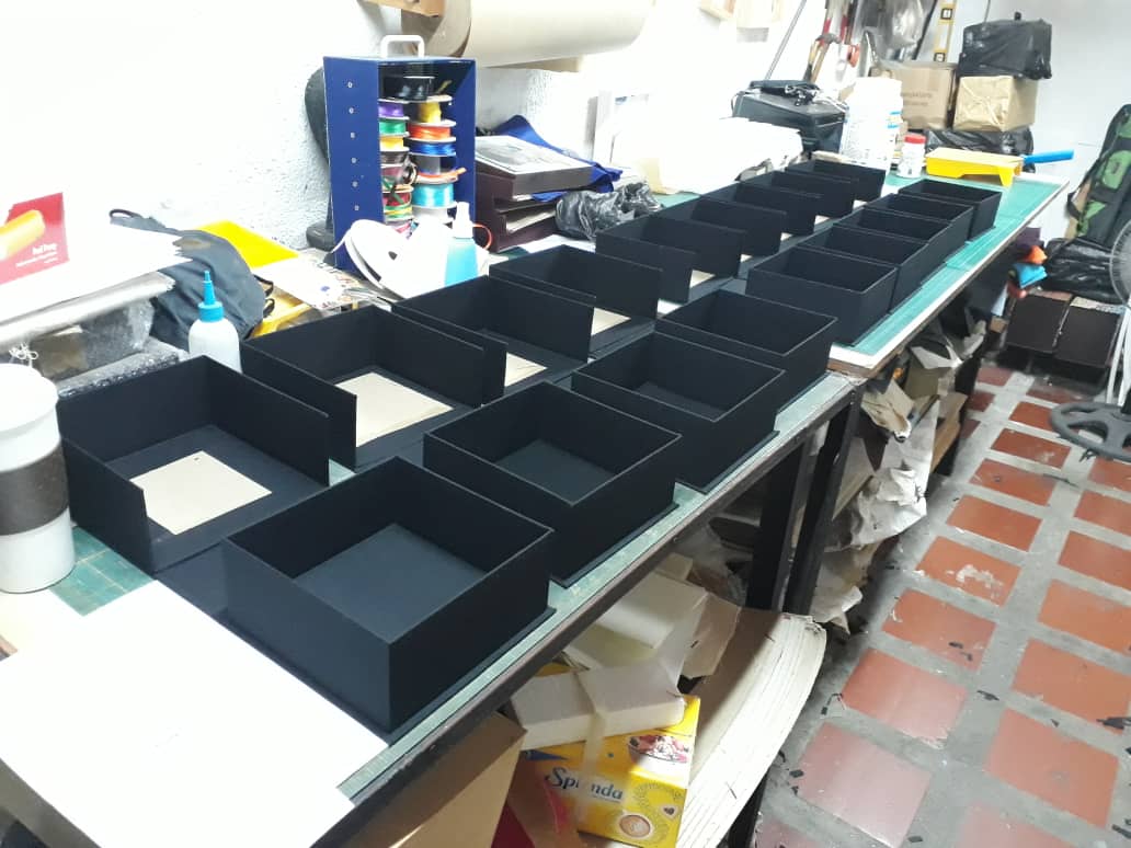 #LoQueHacemos - Proceso de elaboración de cajas tipo almeja para el resguardo de piezas artísticas, hechas totalmente a mano, cuidando cada detalle para garantizar su preservación

#QuédateEnCasa
Somos #En3Artes 🇻🇪