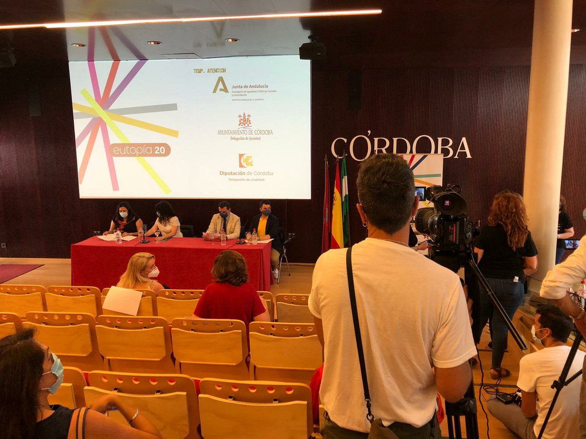SastreVisual's tweet photo. Comienza la presentación de @eutopiafest de la mano del alcalde de Córdoba @jmbellidoroche #eutopia2020 #jovenescreativos @KikoFerPhoto @MariiaDieguez https://t.co/aXXcS6l6CS