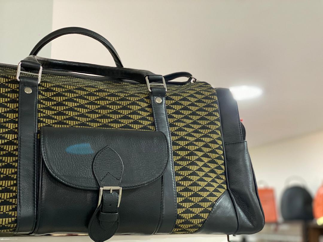 ILoveLayu's tweet photo. LAYU travel bag.....

Et oui c'est les vacances. Appreciez toutes les facettes de  nos magnifiques sacs de voyage dans un melange de cuir et de pagne tissé!!!!!

#bags #cuir #mode #handmade #travelbags #madeinsenegal #madeinwestafrica #design #localattitude #fashion #maroquinerie https://t.co/3RwrDlWFkV