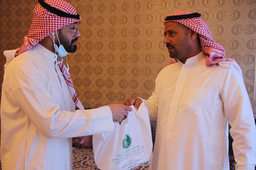 HFR_AJL's tweet photo. تحت شعار نخدمك في مكانك..
قام مكتب وزارة البيئة والمياه والزراعة بمحافظة #حفرالباطن اليوم الاثنين بتوزيع اللقاحات البيطرية للمستفيدين المسجلين في منصة أنعام بمركز #الصفيري .
#عاجل_حفرالباطن https://t.co/cpVGpvdWSI
