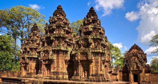 Banteay Srei is one of the important Shiva temples in Cambodia constructed in 10th Century. It was built by the Yajñavarāha, rajaguru of Rajendravarman II & Jayavarman V kings of Khmer empire. Built using sandstone, the temple has some stunning intricate reliefs  #Walktotemple