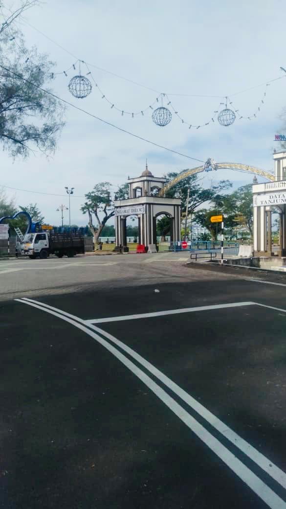 SyedSaddiq's tweet photo. Para peniaga di Tanjung Emas telah dibenarkan untuk beroperasi dari jam 4.00 petang hingga ke 10.00 malam. 

Palang berhampiran jeti &amp; Marina Bay Tanjung Emas juga telah diangkat.

Orang ramai pun boleh jalan-jalan di situ semula dah. 😄 https://t.co/uelPqUZcUk