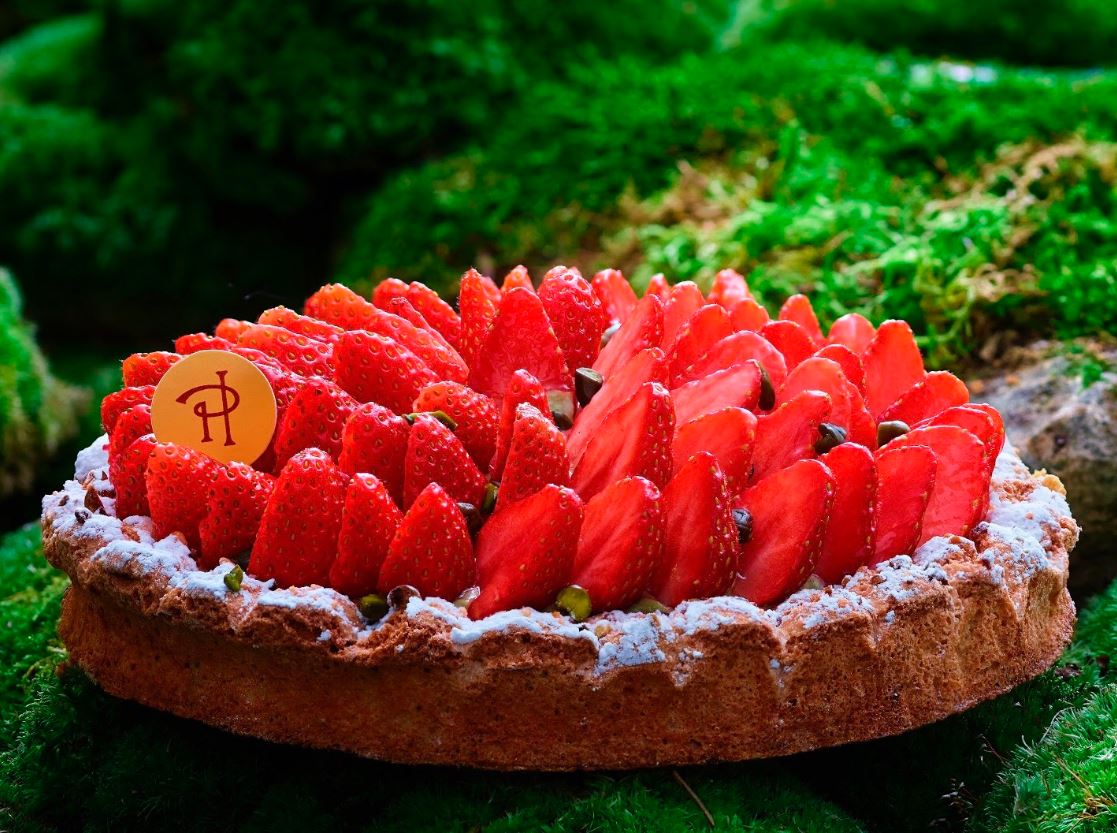 PierreHerme_FR's tweet photo. Biscuit dacquoise à la #pistache, crème mousseline à la pistache, #fraises : Montebello est un nom qui invite au voyage, et une association de saveurs désormais emblématique de la Maison. 😋 L’entremets #Montebello est actuellement disponible en boutiques !  #PierreHermé https://t.co/D96T8Rklun