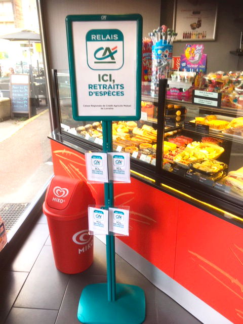 pascaljan2's tweet photo. ❓Le saviez-vous ❓
Pour permettre à ses clients, vivant dans des zones rurales, d’avoir accès aux services de retrait, le @C_A_Lorraine propose des points #RelaisCA, situés chez les commerçants.
Aujourd'hui, 100 #RelaisCA sont à leur disposition sur tout le territoire ! https://t.co/cHlOOe63os