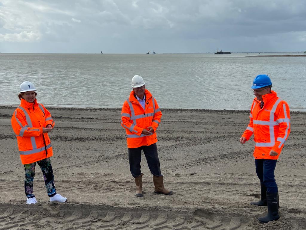 .<a href="/CvNieuwenhuizen/">Cora van Nieuwenhuizen</a> <a href="/MinIenW/">Ministerie van Infrastructuur en Waterstaat</a> <a href="/MaximeVerhagen/">Maxime Verhagen</a> bezochten Markermeerdijken met gastheer Reijer Baas. Alliantie <a href="/WaterschapHHNK/">Waterschap HHNK</a> <a href="/BoskalisNL/">Boskalis Nederland</a> <a href="/VolkerWessels/">VolkerWessels</a> <a href="/KWS_Infra/">KWS</a> <a href="/vhbinfra/">vhbinfra.nl</a> versterken 33 km dijk Hoorn-Durgerdam om Noord-Hollanders te beschermen tegen overstromingen #doorbouwers