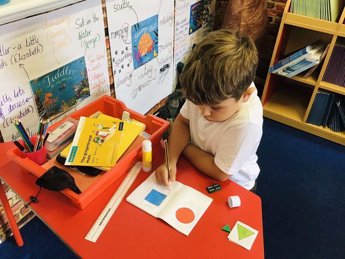 sjvblackpool's tweet photo. In Maths this week, we are learning about the properties of 2D and 3D Shapes. π΅π©πΊToday, we made our own booklet about 2D Shapes and their properties π#SJVClass1Ha #SJVClass1Hu #SJVBubble1B #SJVMaths https://t.co/vOUBxUAjDC