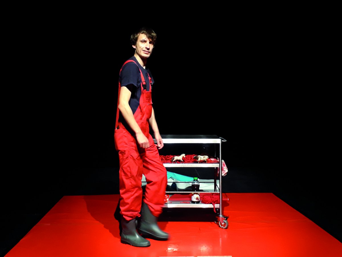 >> PROJETONS L'ÉTÉ << 
Voyage en abattoir // Petite forme de théâtre d’objet pour un comédien, des kilomètres de laine rouge et une ménagerie
Mardi 7 juillet // Mercredi 8 juillet
au Lavoir du Puits Couchoux à Nîmes
+ infos theatreleperiscope.fr/spectacle/voya…