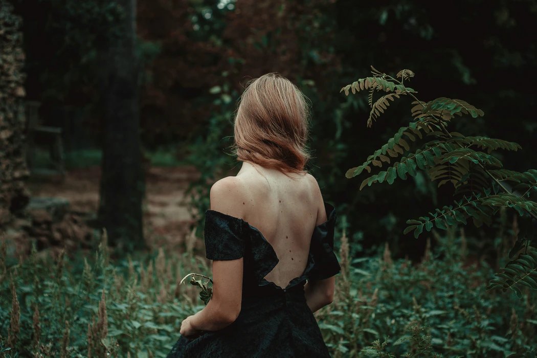 TheHawthorneArc's tweet photo. #Dryads are tree spirits from #GreekMythology who appear as beautiful young women with leaves in their hair. Shy creatures they often stay by their #trees, but may also leave them to wander through the #forest.
#TheHawthorneArchives #DailyLore #mythologymonday https://t.co/kllKvXyuLT