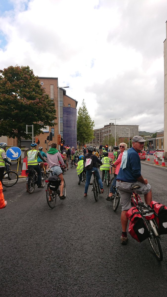 AnnaPigott's tweet image. An uplifting socially-distanced mass bike ride through #Swansea this morning. @SwanseaCouncil - more cycle paths please!!! 🌍🚲❤️ @XRebellionUK #activetravel #cyclepaths #cycling