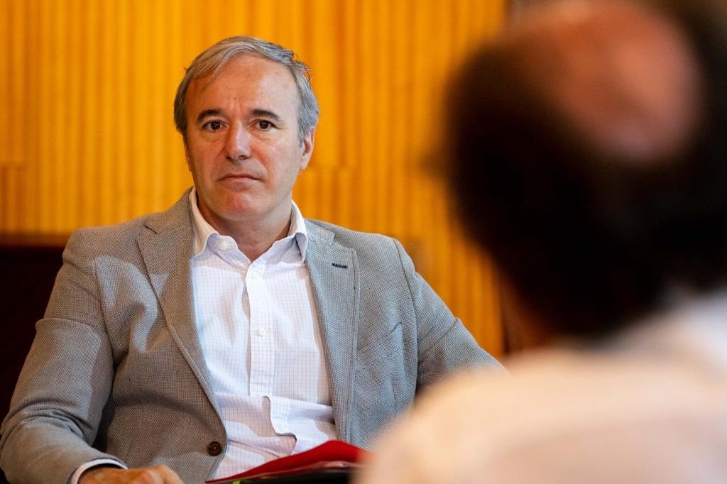 Jorge_Azcon's tweet photo. Gracias a @marmarmur y a Francisco Lacruz por crear #AVACA una asociación muy necesaria para el recuerdo y el apoyo de las víctimas y afectados del #COVID19 en Aragón. Todo nuestro apoyo y compromiso desde @zaragoza_es, que reforzaremos con la firma de un convenio de colaboración https://t.co/I3Bnm5Xcmv