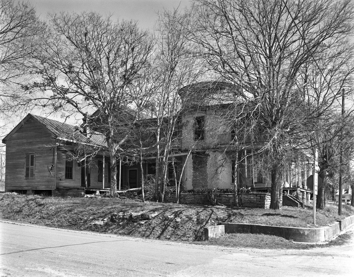 visitbrenham's tweet image. Check out the incredible before and after shots of the historic Knittel Home in Burton! 

Photo 1 @natalielacylange
Photo 2 by Daniel Hardy for the @txhistcomm in 1978
#burtontx #visitbrenham