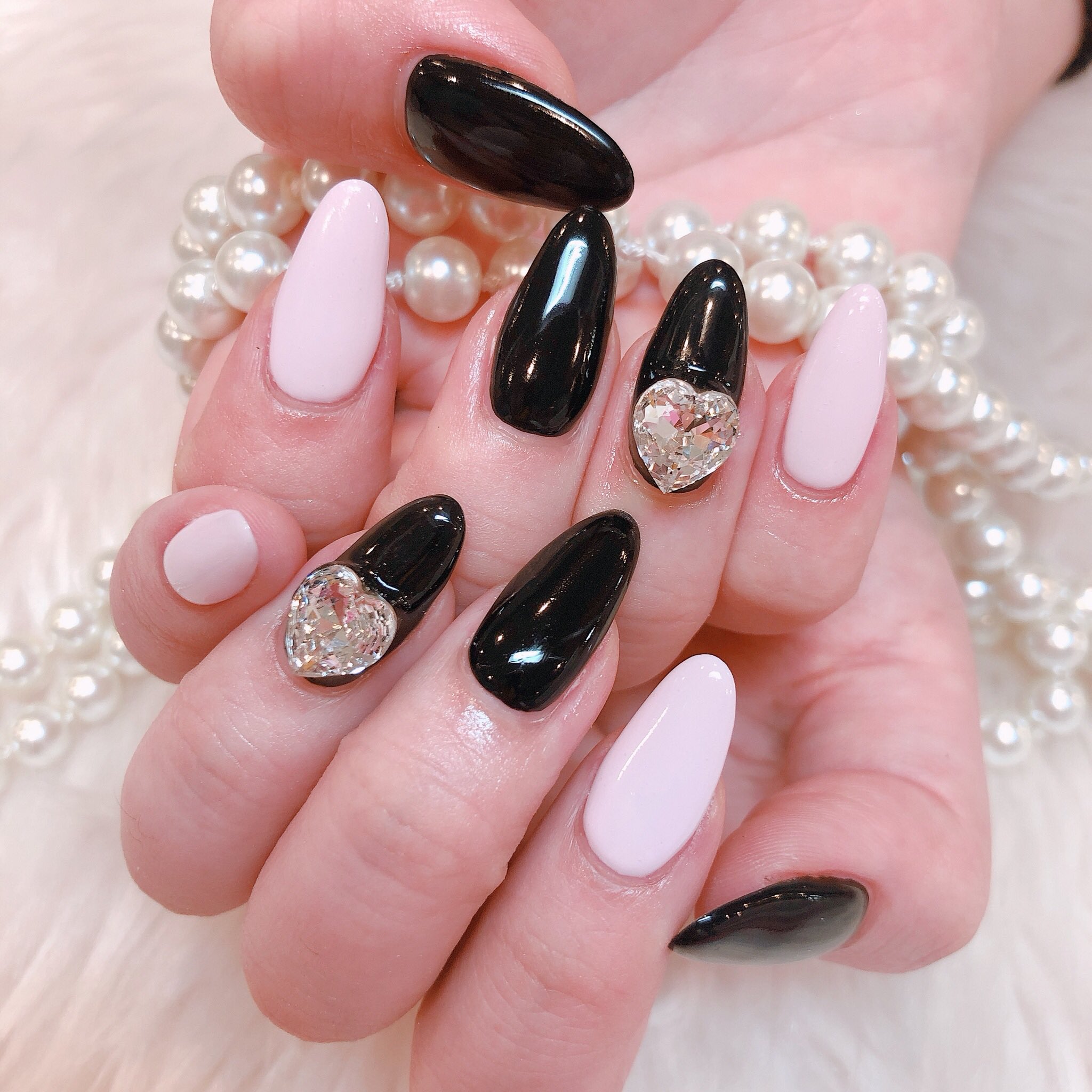 Raviy ラビィ 黒ピンクネイル ベースはシンプルですがハートのvカットがとっても可愛い 合計7 100円で出来ます パーツを追加したい場合は事前のお問い合わせお願いします 新宿店 中澤 T Co 1zu18p0wxa Twitter