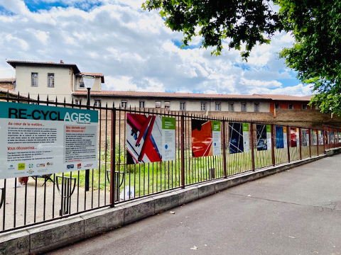 Cyclamed_France's tweet photo. #RECYCLAGES : une expo photos faite pour aiguiser votre regard sur le recyclage et la valorisation des déchets. Gratuite du 4 juillet au 2 août, rdv devant les grilles du Jardin Raymond VI à #Toulouse, + d’infos sur https://t.co/pFfbHMZeGK https://t.co/qSDBTraZWj
