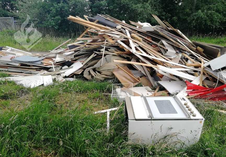 De politie lost met de aanhouding van een 28-jarige verdachte negen afvaldumpingen in Noord-Nederland en Duitsland op. ..