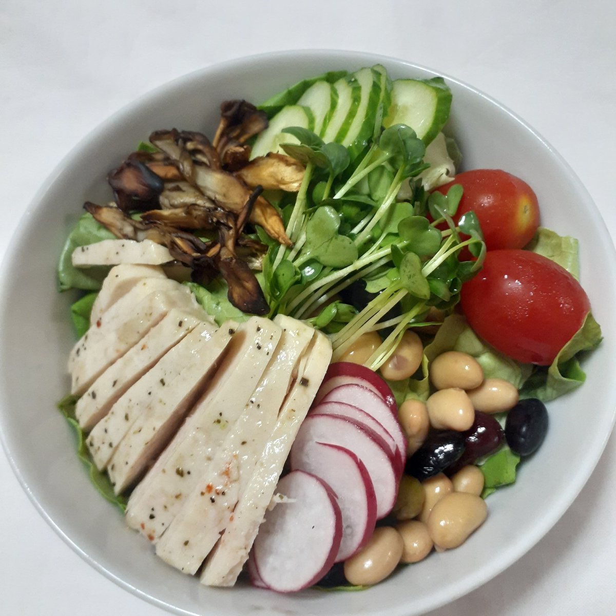 ebiebiepiepi's tweet photo. 今日はサラダ記念日のようなのでサラダでも食べます。 https://t.co/vkGDwD9J86