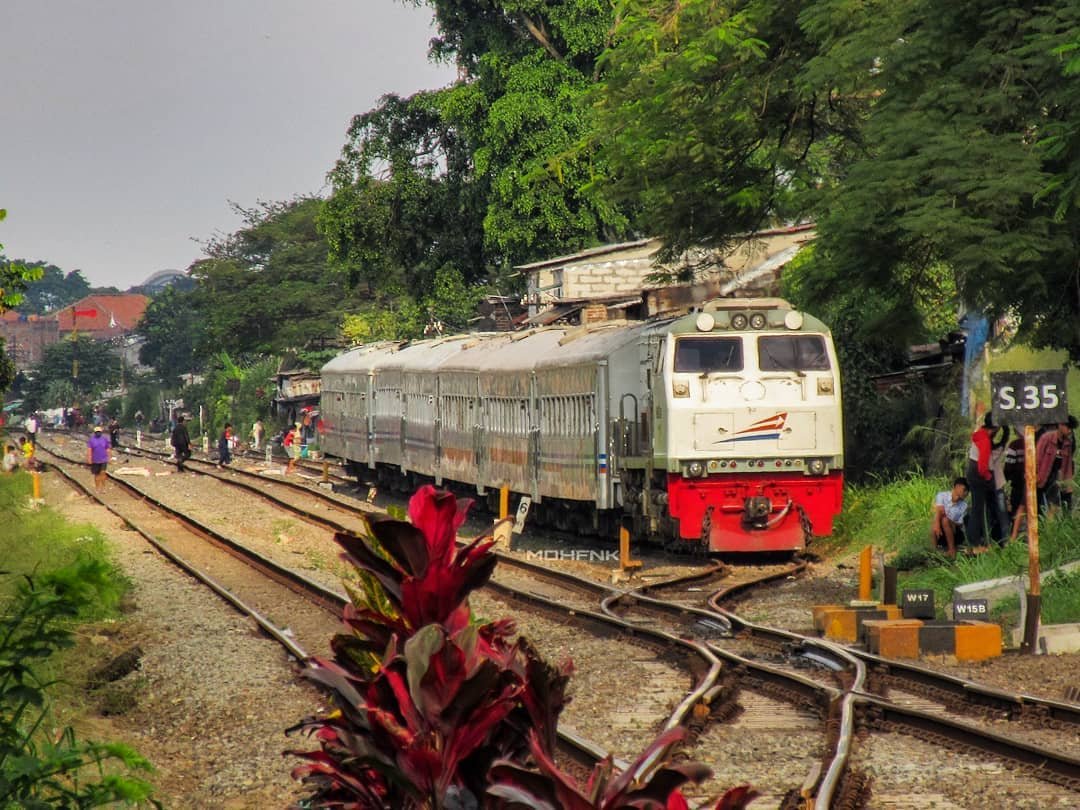 MDHFNK's tweet photo. Satu-satunya lintas cabang tengah kota yang masih aktif sampai hari ini, lintas cabang Andir-Ciroyom-Bandung. Hanya dilalui oleh KRD (KA Lokal) Padalarang-Cicalengka
#fotosepur #andir https://t.co/n3ExLtE9cZ