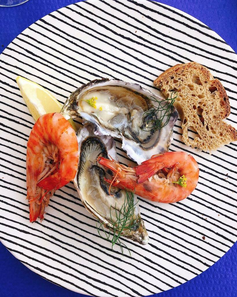 confidv's tweet photo. Wir sind in der Region @nouvelle_aquitaine unterwegs und heute in Saint-Viviens-de-Médoc. Dort werden von la petite canau Austern und Gambas affiniert- aufwendig und anstrengend, aber das Ergebnis lohnt sich. Teller während der Degustation selbst angeric… https://t.co/taXeVbCaJ9 https://t.co/pT6kRphMs0