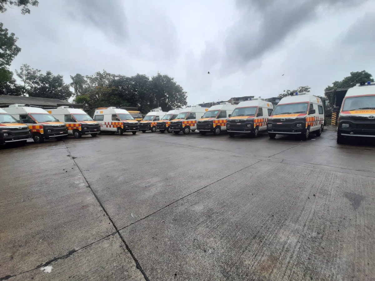 CMOMaharashtra's tweet photo. Tata Son’s Foundation handed over 20 ambulances, 100 ventilators and ₹10 Crore for setting up Immunology &amp; Virus Infection Research Centre to the @mybmc today in the presence of CM Uddhav Balasaheb Thackeray. https://t.co/ZAKj8BTQXO