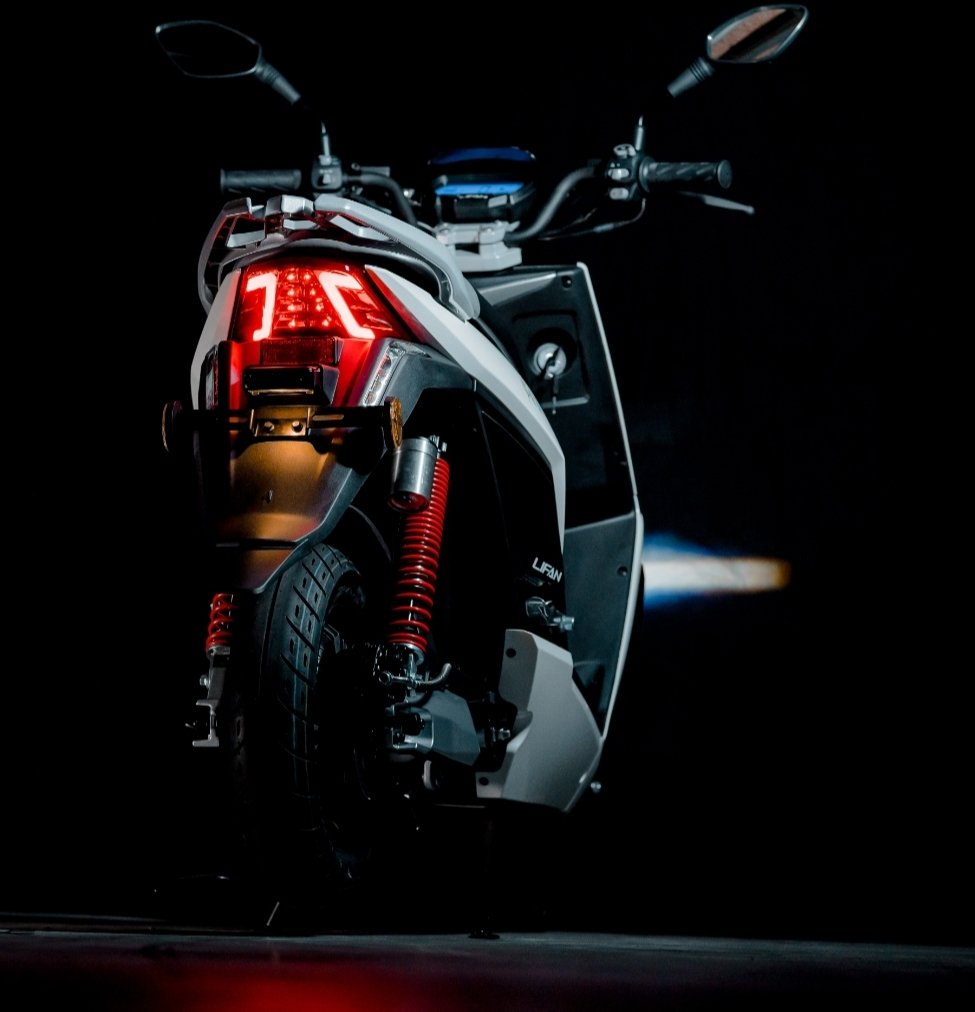 MOTO4U's tweet photo. Lifan E3 electric moped..The Future In Urban Mobility Is Here #gogreen #electricscooters #electricvehicles #greenparty #citycommuting #dublintransport https://t.co/Fow5l1pU6O