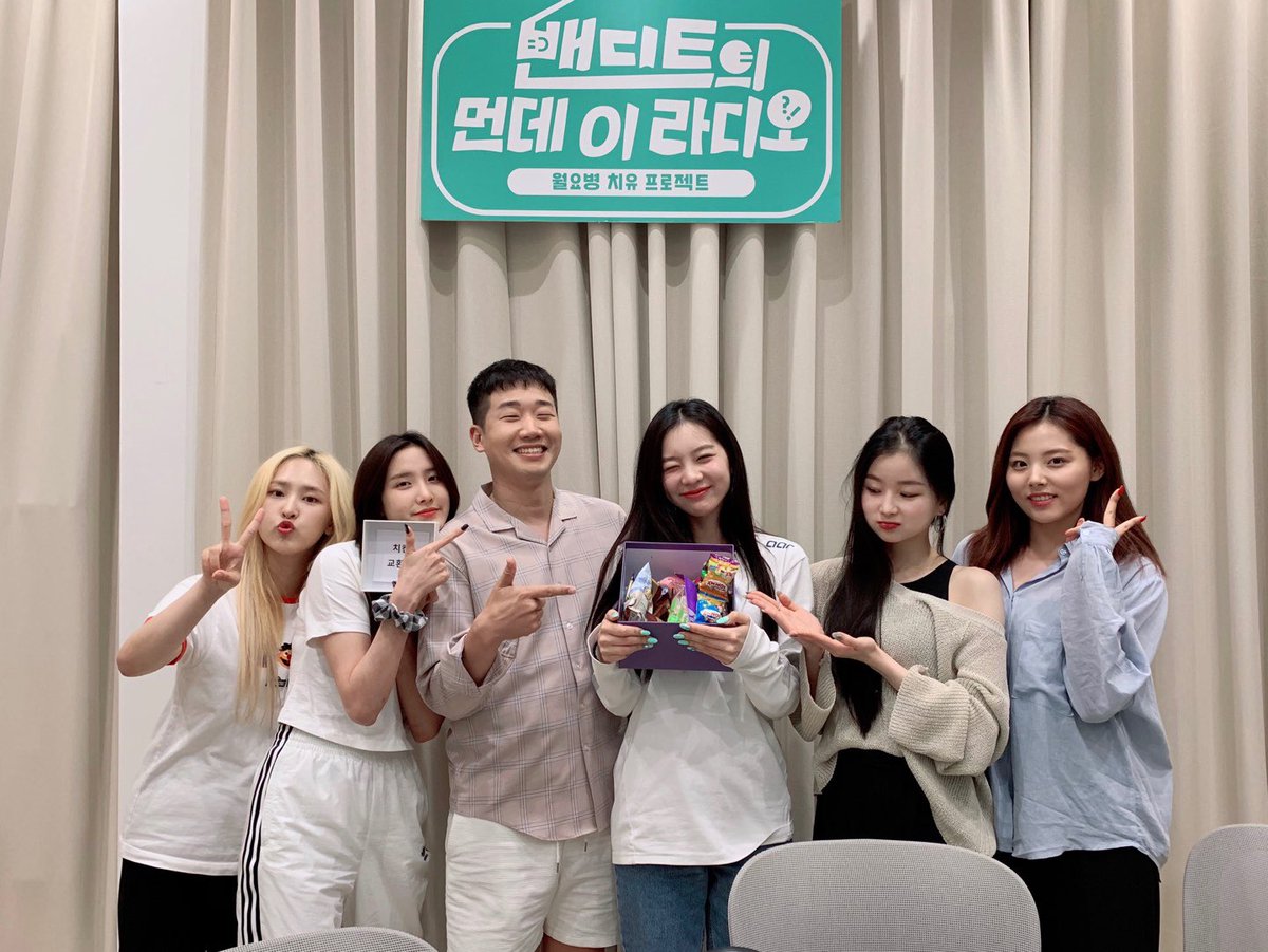 BVNDIT_official's tweet image. [📸] 200706 먼데 이 라디오 EP.21

명창 MC 준🎵과 함께한 게임파서블!
다음엔 어떤 게임으로
밴디트의 예능감을 뽐내게 될까요?🤪

다음 주도 함께해요~🖐

#BVNDIT #밴디트
#먼데이라디오