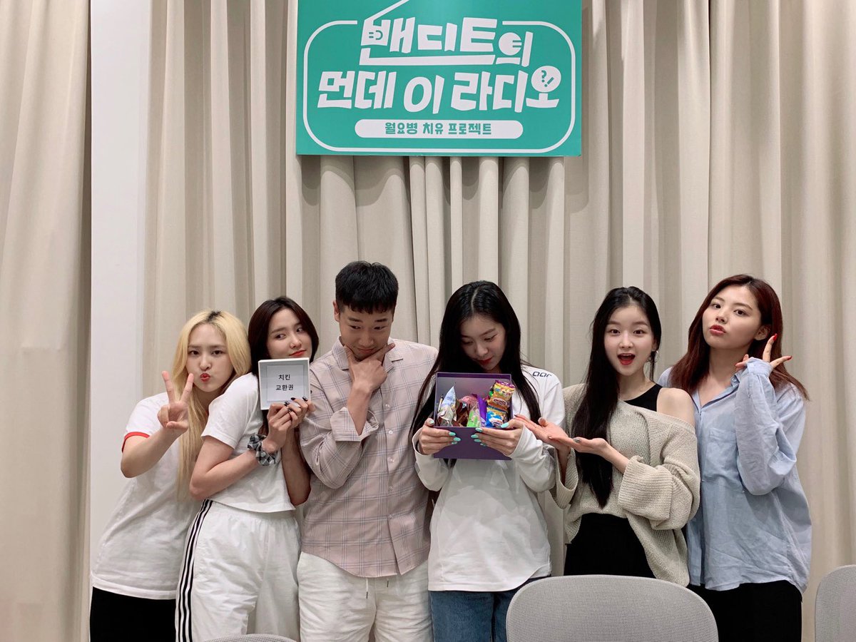 BVNDIT_official's tweet image. [📸] 200706 먼데 이 라디오 EP.21

명창 MC 준🎵과 함께한 게임파서블!
다음엔 어떤 게임으로
밴디트의 예능감을 뽐내게 될까요?🤪

다음 주도 함께해요~🖐

#BVNDIT #밴디트
#먼데이라디오