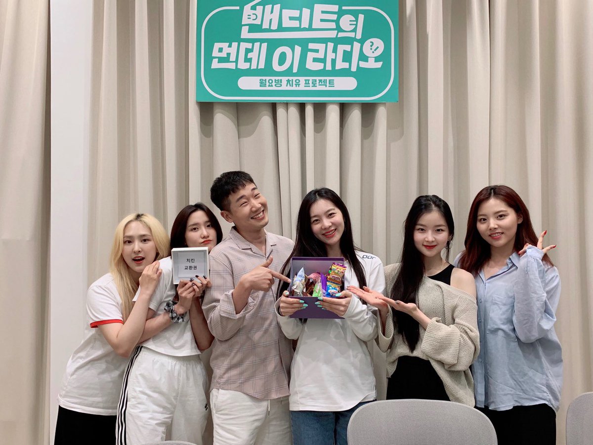 BVNDIT_official's tweet image. [📸] 200706 먼데 이 라디오 EP.21

명창 MC 준🎵과 함께한 게임파서블!
다음엔 어떤 게임으로
밴디트의 예능감을 뽐내게 될까요?🤪

다음 주도 함께해요~🖐

#BVNDIT #밴디트
#먼데이라디오