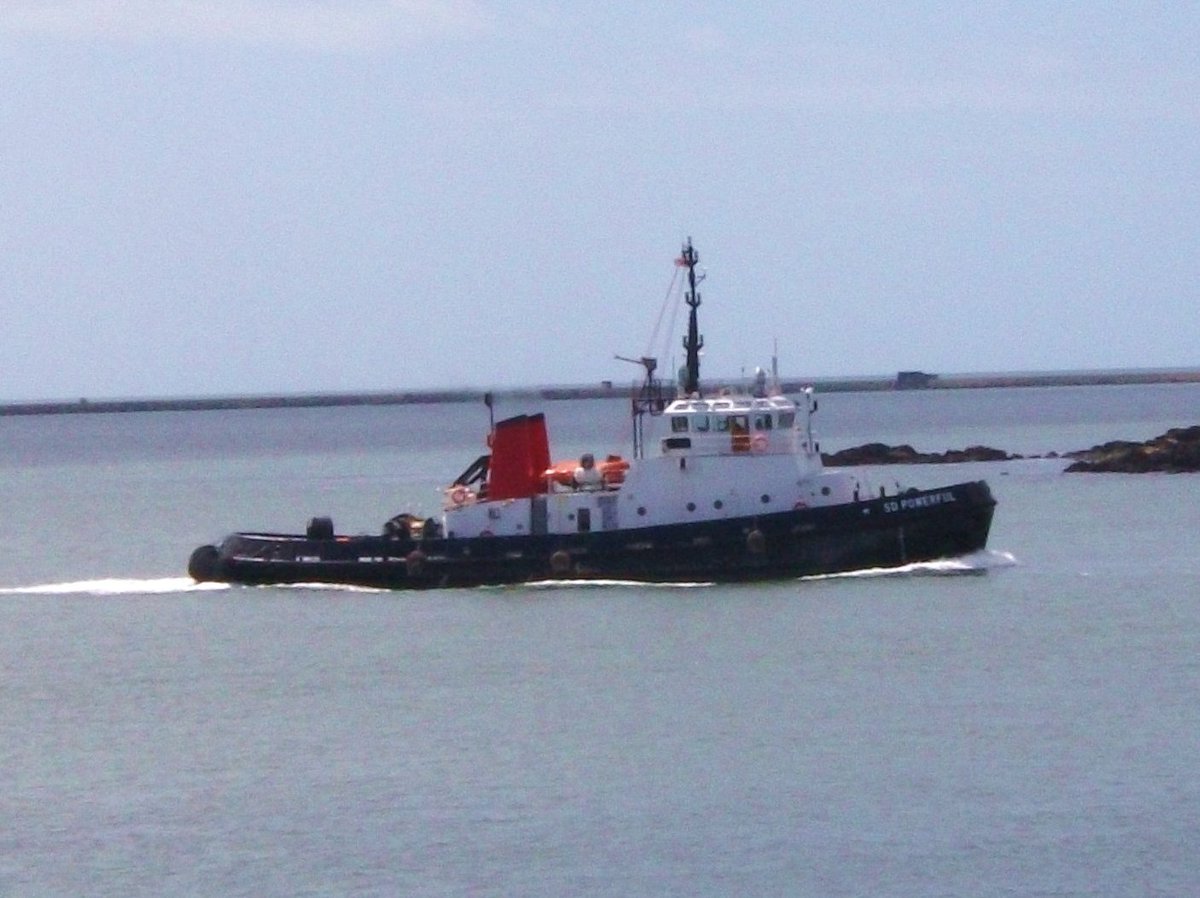 PlymouthDevon1's tweet photo. SD Eileen traverses Plymouth Sound. SD Powerful #Tug sails through Plymouth Sound, past Drake's Island, &amp; past Plymouth tour boat. #SDEileen #SDPowerful @NavyLookout @RachelHWing @SercoGroup @PlymouthDevon1 @PlymBoatTrips https://t.co/N62DImeYkm