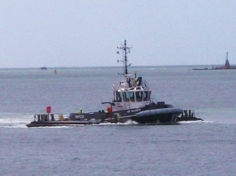 PlymouthDevon1's tweet photo. SD Eileen traverses Plymouth Sound. SD Powerful #Tug sails through Plymouth Sound, past Drake's Island, &amp; past Plymouth tour boat. #SDEileen #SDPowerful @NavyLookout @RachelHWing @SercoGroup @PlymouthDevon1 @PlymBoatTrips https://t.co/N62DImeYkm