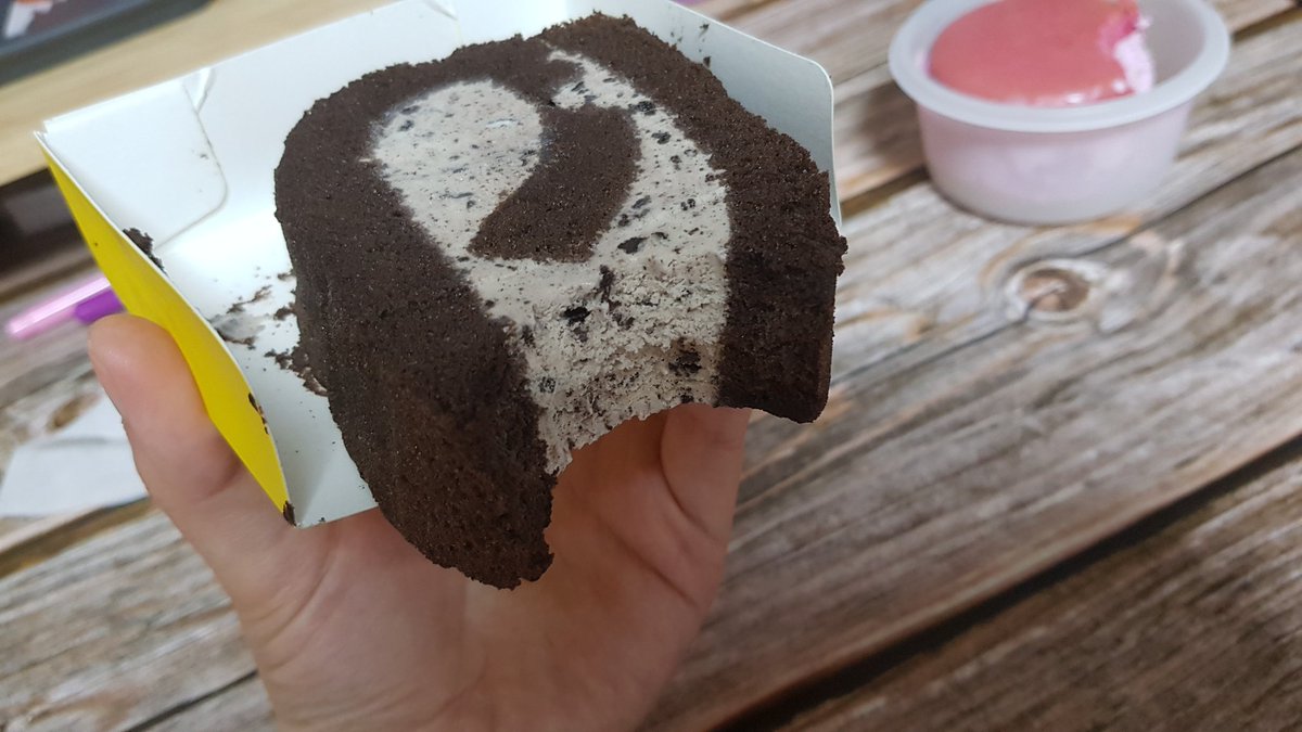 2Pengsu's tweet photo. 오늘 베라가서 펭수 와압 햇뜹니다
후기는 롤케익 빵또아같아서 맛납니다 하지만 비쌉니다이거
마카롱은 그냥 시원한 막카롱
아이스크림은 넘 달아욕!!!!! 글고 여름엔 꼭 컵에먹기
콘먹다가 줄줄흘러서 일에서 난리낫슴다........
펭클럽들은 참고해서 맛나게먹기...☆ https://t.co/D0Wrn8P53o