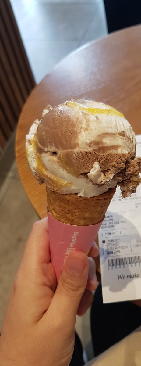 2Pengsu's tweet photo. 오늘 베라가서 펭수 와압 햇뜹니다
후기는 롤케익 빵또아같아서 맛납니다 하지만 비쌉니다이거
마카롱은 그냥 시원한 막카롱
아이스크림은 넘 달아욕!!!!! 글고 여름엔 꼭 컵에먹기
콘먹다가 줄줄흘러서 일에서 난리낫슴다........
펭클럽들은 참고해서 맛나게먹기...☆ https://t.co/D0Wrn8P53o