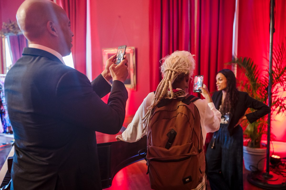 kevloweryphoto's tweet photo. Remember these from 1 year ago today when @CoryBooker showed us how to be the cutest, most supportive partner ever.
(love you @rosariodawson) https://t.co/aaqkVY1gdY