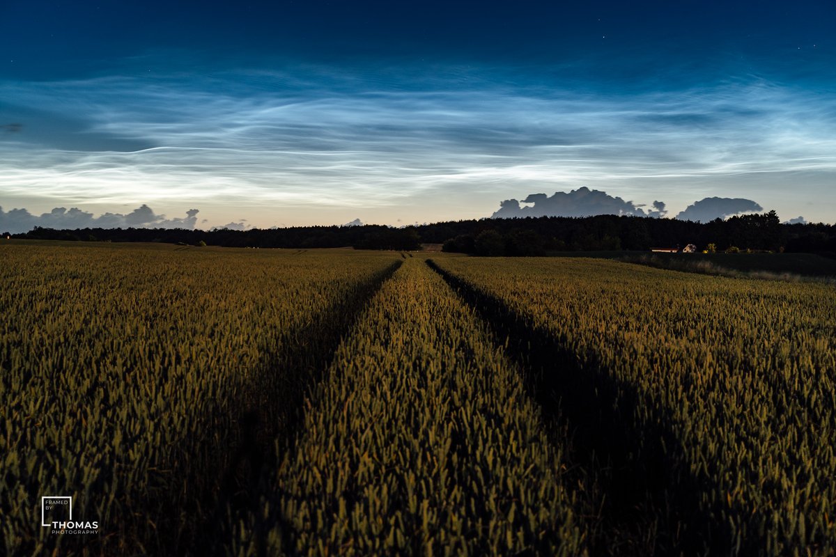 Noctilucent clouds all night long!
What a show we had last night 🤩
#visitdenmark #tv2vejret #dmiredaktion #tvøst #visitholbæk #drvejret #danmarksnatur #danmark #nlc #spaceclouds #nightshiningclouds #noctilucentclouds