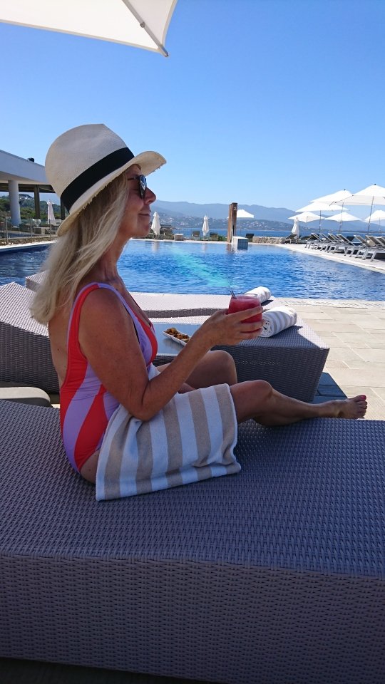 Anne_Lara_Paris's tweet photo. Vitamins ๐ & swim ๐ ๏ฟฝ๏ฟฝ๏ฟฝ ๐๐ #pool #healthy #sea #watermelon #drink #swimsuit #solidandstriped #Chanel #sunglasses #summer #Sofitelajaccio #Corsica https://t.co/5AHZwk4IR6