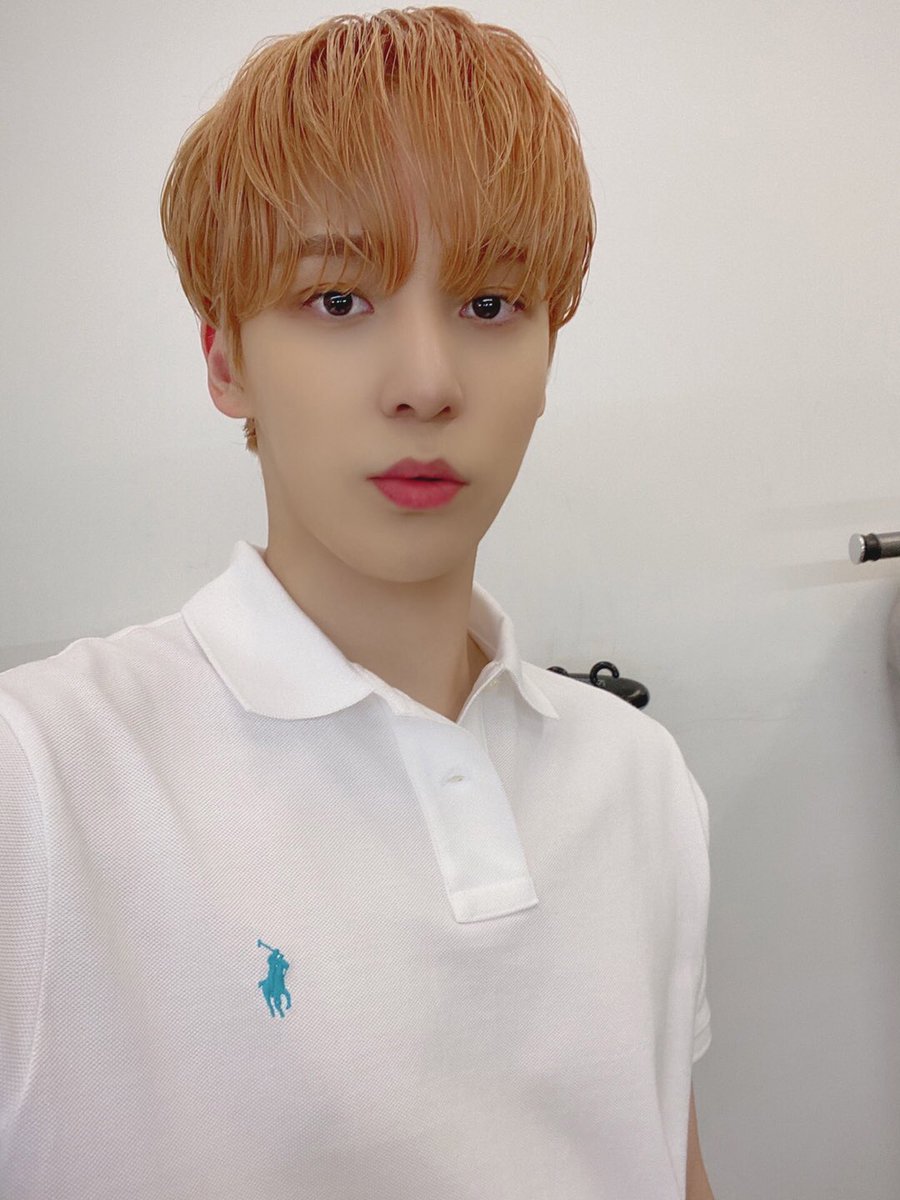 ATEEZofficial's tweet photo. [#윤호] 어디서 비가 오��??? (우산 어딨지?..) 😆
#ATEEZ #에이티즈 https://t.co/6WXUeWmPE7