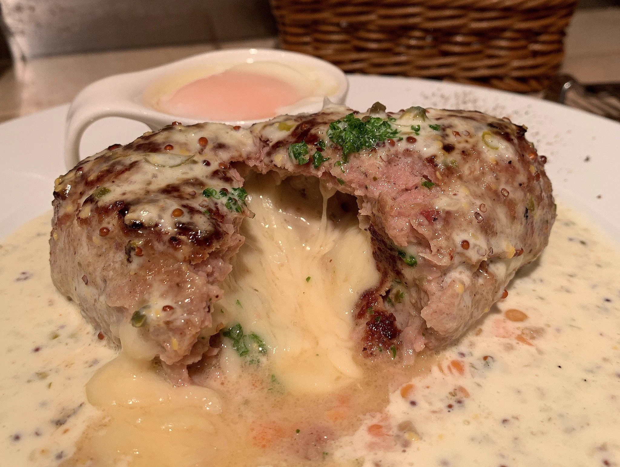 【Hamburg Will】の「モッツァレラチーズバーグ」全ての人間を虜にする～！！