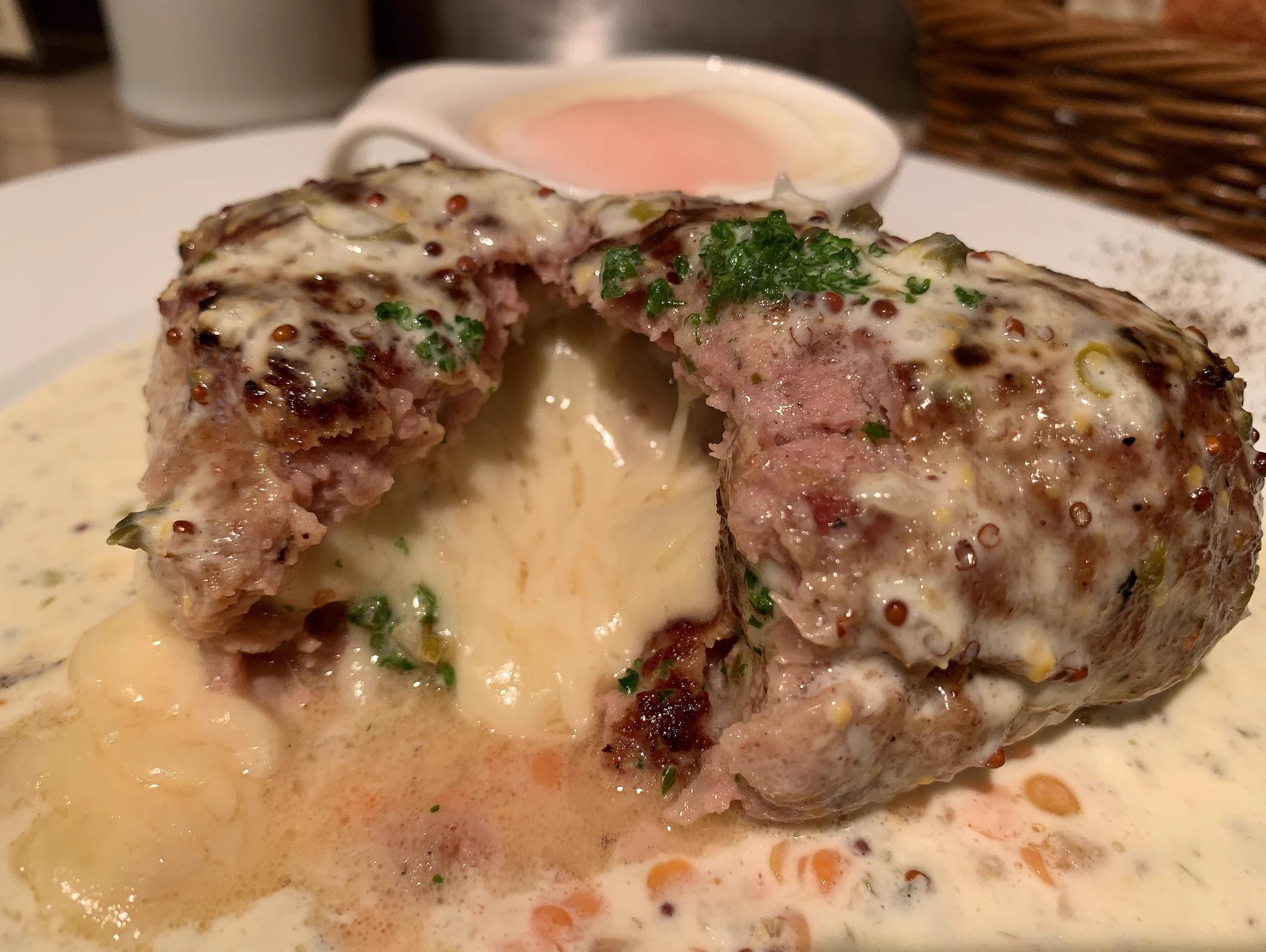 【Hamburg Will】の「モッツァレラチーズバーグ」全ての人間を虜にする～！！