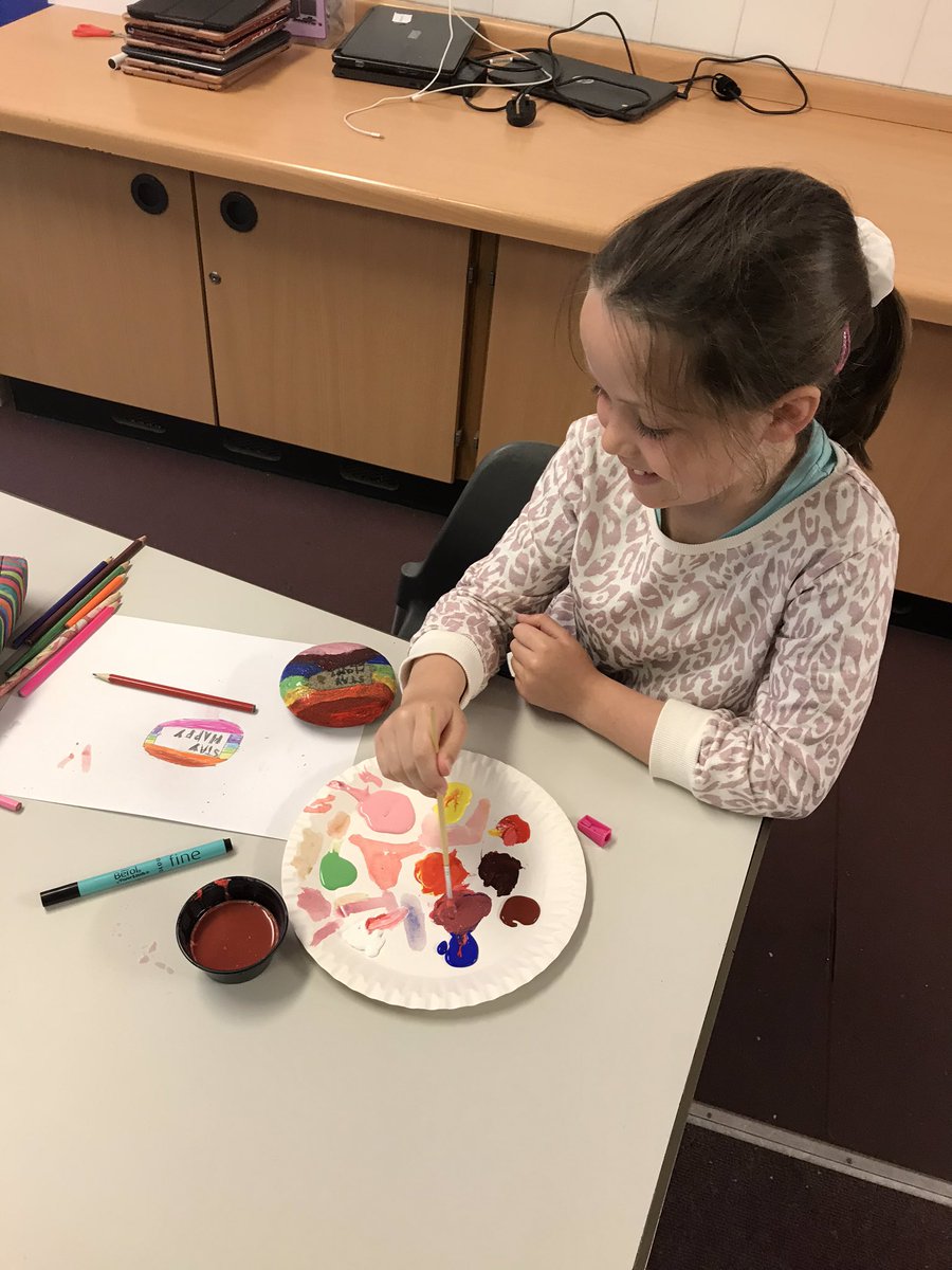 Hendrefoilan's tweet photo. Year 2 have thought of wonderful designs for their ‘rainbow positivity pebbles’ 🌈 #hdfp2 #hdfpcreative #hdfpStayPositive https://t.co/5XVZgDN6S5