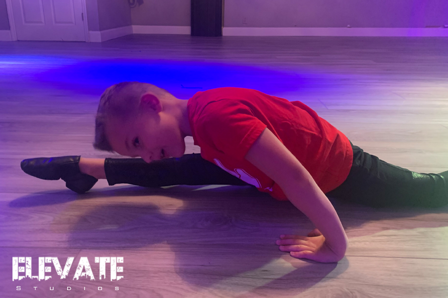 MyElevateStudio's tweet photo. It's very important to stretch before you dance or before any sport/activity. Here is our student Hunter stretching at the beginning of class. 

#dance #act #sing #perform #performingarts #elevatestudios  #performance #acting #dancing #singing #ElevateLIVE #orlando https://t.co/v0YNJYc6lr