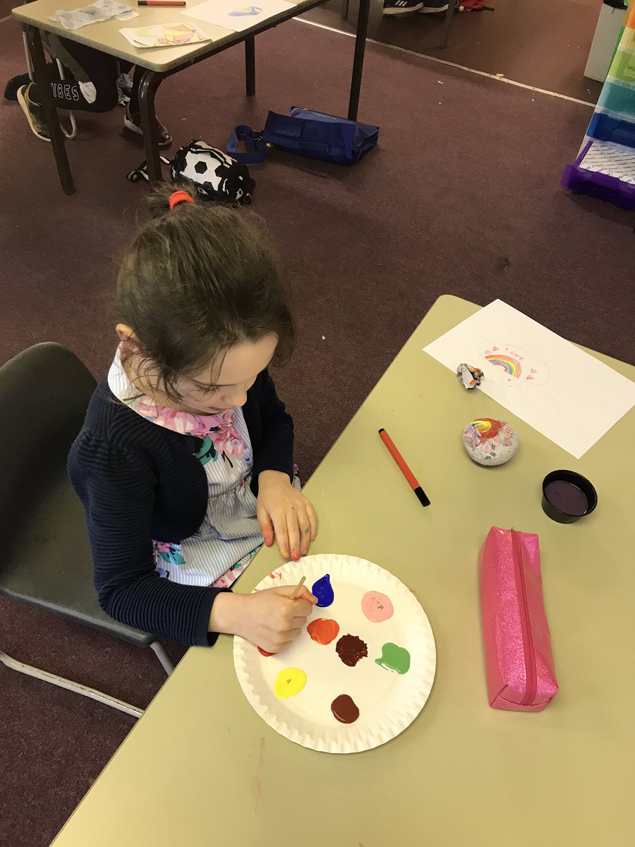 Hendrefoilan's tweet photo. Year 2 have thought of wonderful designs for their ‘rainbow positivity pebbles’ 🌈 #hdfp2 #hdfpcreative #hdfpStayPositive https://t.co/58Pr1bcx53