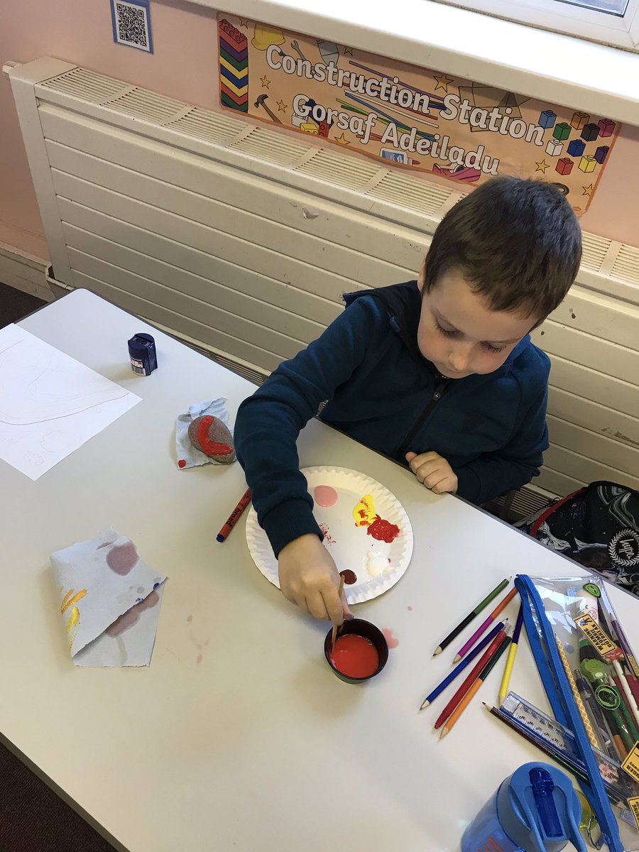 Hendrefoilan's tweet photo. Year 2 have thought of wonderful designs for their ‘rainbow positivity pebbles’ 🌈 #hdfp2 #hdfpcreative #hdfpStayPositive https://t.co/58Pr1bcx53