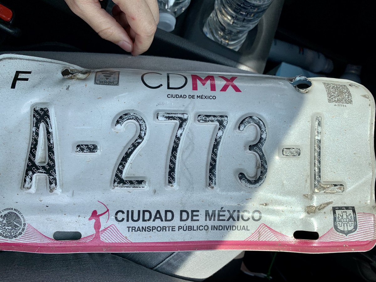 ferstreber's tweet photo. @LaSEMOVI denuncio a este taxi y su chofer, ayer me chocaron por la parte trasera y luego me robó el teléfono! Placas A-2773-L a nombre de Carlos Romero Ruiz, ya presenté denuncia en MP Virtual. https://t.co/bpXzNVHS46
