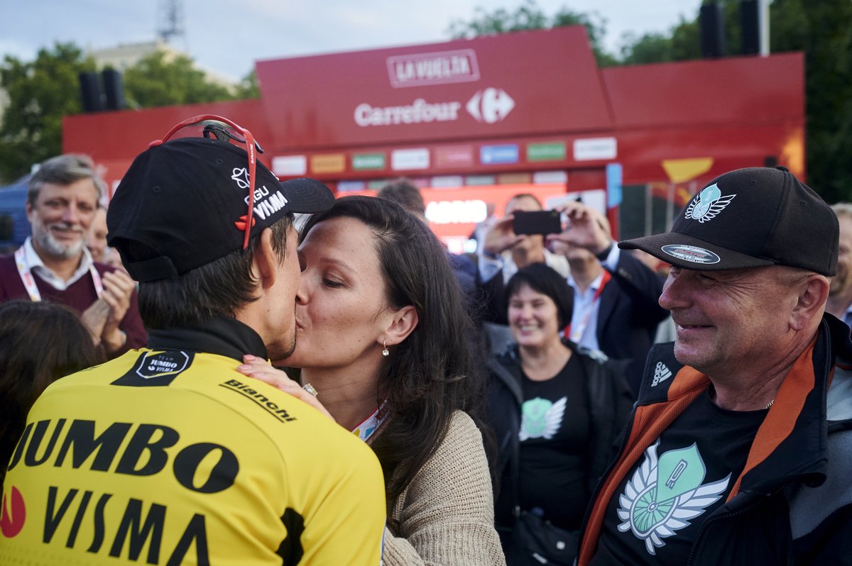 vismaleaseabike's tweet photo. Happy (corona proof) #kissingday!💋 https://t.co/Z0mAonCHd8