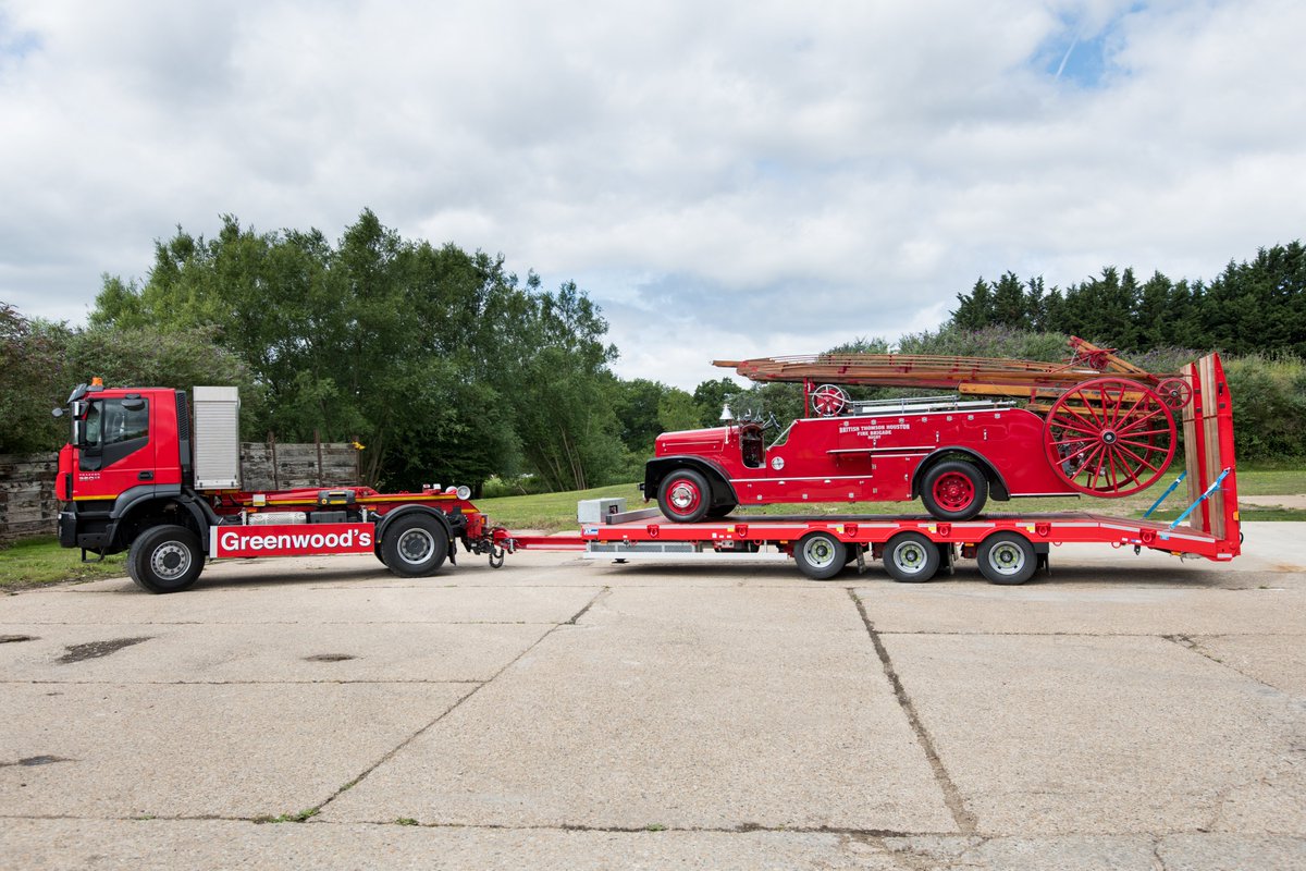AT_Limited's tweet photo. Not your everyday load, but love this 1949 Dennis with Rolls Royce engine, manufactured in Guildford. Greenwood's Tree Contractors. #Andover #AT #Guildford #Trailers #Drawbars #FireEngines #VintageVehicles https://t.co/OCwoZ1HM7T